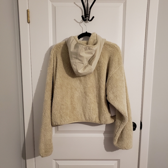 TNA ARITZIA Keaton Mullein Fuzzy Cropped Hoodie - Picture 7 of 12